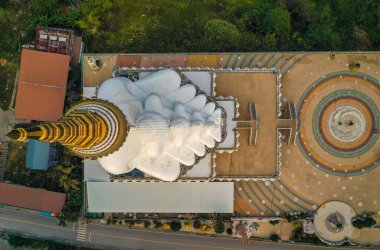 Wat Phrathat Pha Sorn Kaew 'in hava manzarası, Tayland Phetchabun' daki beyaz Buda tapınağı.