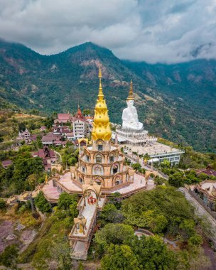 Wat Phrathat Pha Sorn Kaew 'in hava manzarası, Tayland Phetchabun' daki beyaz Buda tapınağı.