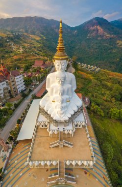 Wat Phrathat Pha Sorn Kaew 'in hava manzarası, Tayland Phetchabun' daki beyaz Buda tapınağı.