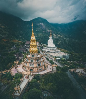 Wat Phrathat Pha Sorn Kaew 'in hava manzarası, Tayland Phetchabun' daki beyaz Buda tapınağı.