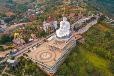 Wat Phrathat Pha Sorn Kaew 'in hava manzarası, Tayland Phetchabun' daki beyaz Buda tapınağı.