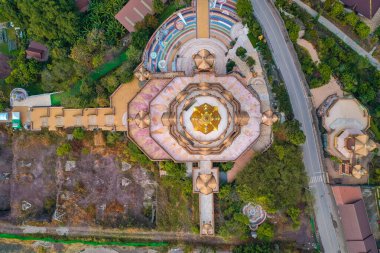 Wat Phrathat Pha Sorn Kaew 'in hava manzarası, Tayland Phetchabun' daki beyaz Buda tapınağı.