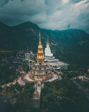 Wat Phrathat Pha Sorn Kaew 'in hava manzarası, Tayland Phetchabun' daki beyaz Buda tapınağı.