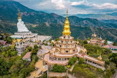 Wat Phrathat Pha Sorn Kaew 'in hava manzarası, Tayland Phetchabun' daki beyaz Buda tapınağı.