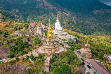 Wat Phrathat Pha Sorn Kaew 'in hava manzarası, Tayland Phetchabun' daki beyaz Buda tapınağı.