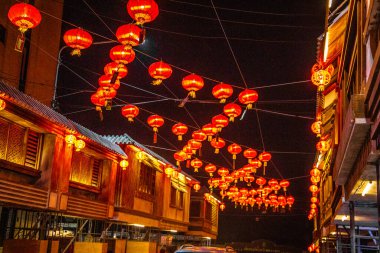 Tayland 'da Nakhon Sawan gece pazarında fener festivali