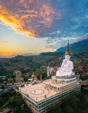 Wat Phrathat Pha Sorn Kaew 'in hava manzarası, Tayland Phetchabun' daki beyaz Buda tapınağı.