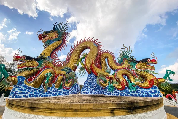 在泰国的Suan Sawan的Golden dancing Dragon或Nakhon Sawan的Paradise Park — 图库照片