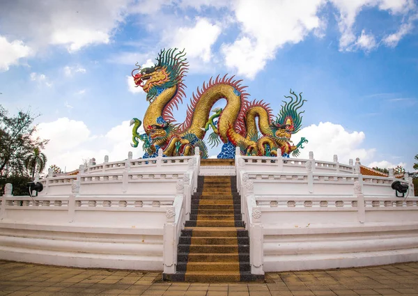 Dragón Danzante Dorado en Suan Sawan, o Paradise Park en Nakhon Sawan, Tailandia —  Fotos de Stock