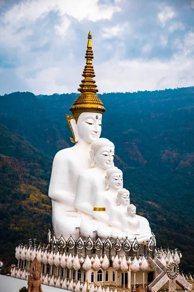 Wat Phrathat Pha Sorn Kaew, weißer Buddha-Tempel in Phetchabun, Thailand — Stockfoto