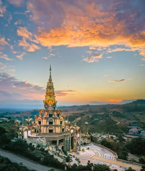 Wat Phrathat Pha Sorn Kaew 'in hava manzarası, Tayland Phetchabun' daki beyaz Buda tapınağı.