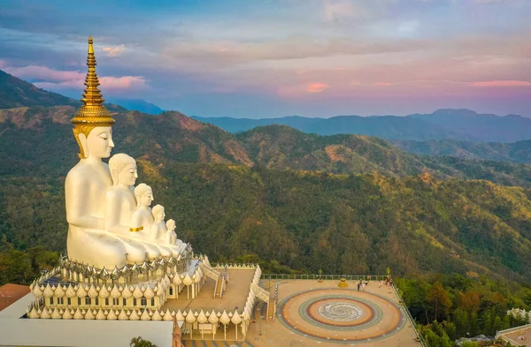 Luftaufnahme des Wat Phrathat Pha Sorn Kaew, weißer Buddha-Tempel in Phetchabun, Thailand — Stockfoto