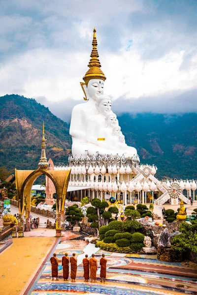 Wat Fráze, že Pha Sorn Kaew, bílý buddha chrám v Phetchabun, Thajsko — Stock fotografie