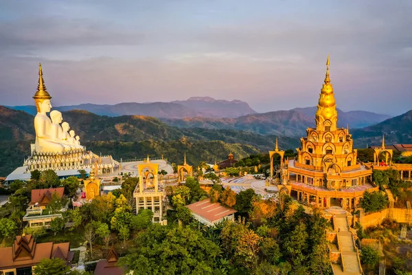 Wat Phrathat Pha Sorn Kaew 'in hava manzarası, Tayland Phetchabun' daki beyaz Buda tapınağı.