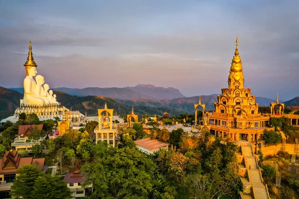 Wat Phrathat Pha Sorn Kaew 'in hava manzarası, Tayland Phetchabun' daki beyaz Buda tapınağı.
