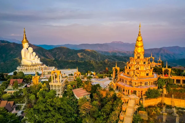 Wat Phrathat Pha Sorn Kaew 'in hava manzarası, Tayland Phetchabun' daki beyaz Buda tapınağı.
