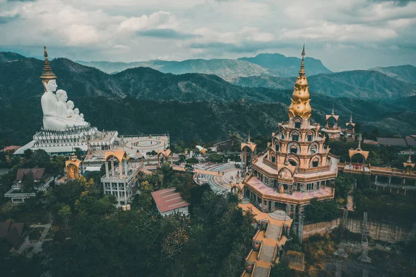Flygfoto av Wat Phrathat Pha Sorn Kaew, vit buddha tempel i Phetchabun, Thailand — Stockfoto