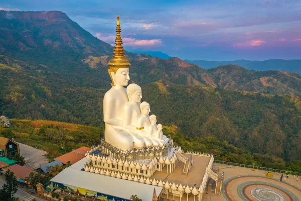 Вид с воздуха на Ват Пхрат Пха Сорн Кеу, храм белого Будды в Пхетчабуне, Таиланд — стоковое фото