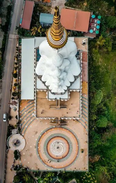 Vista aérea de Wat Phrathat Pha Sorn Kaew, templo branco de buddha em Phetchabun, Tailândia — Fotografia de Stock