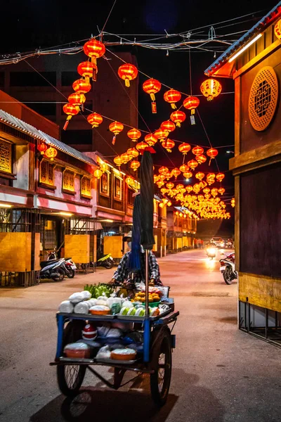 Lanterna festival em Nakhon Sawan mercado noturno na Tailândia — Fotografia de Stock