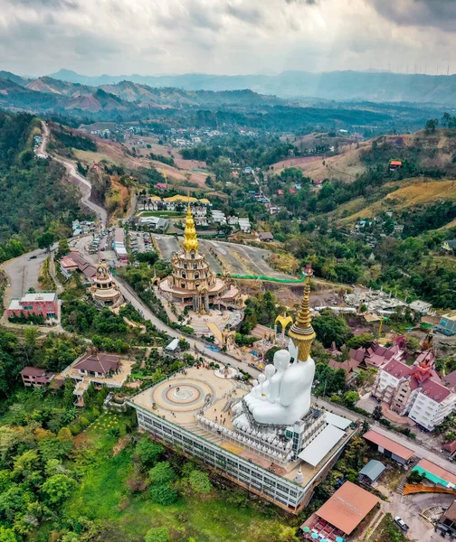 Wat Phrathat Pha Sorn Kaew 'in hava manzarası, Tayland Phetchabun' daki beyaz Buda tapınağı.