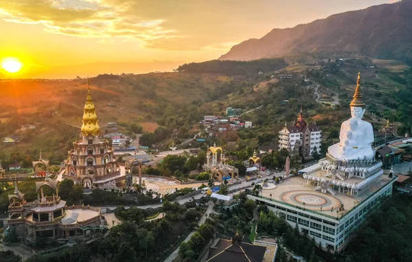 Wat Phrathat Pha Sorn Kaew 'in hava manzarası, Tayland Phetchabun' daki beyaz Buda tapınağı.
