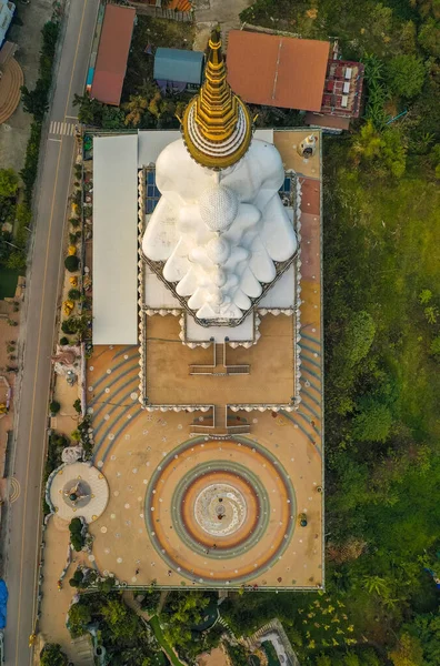 Vista aérea de Wat Phrathat Pha Sorn Kaew, templo branco de buddha em Phetchabun, Tailândia — Fotografia de Stock