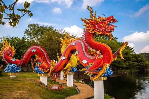 在泰国的Suan Sawan的Golden dancing Dragon或Nakhon Sawan的Paradise Park — 图库照片