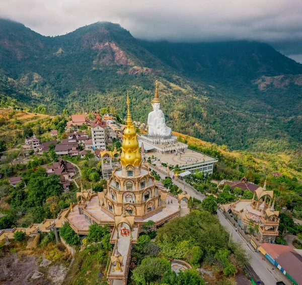 Wat Phrathat Pha Sorn Kaew 'in hava manzarası, Tayland Phetchabun' daki beyaz Buda tapınağı.
