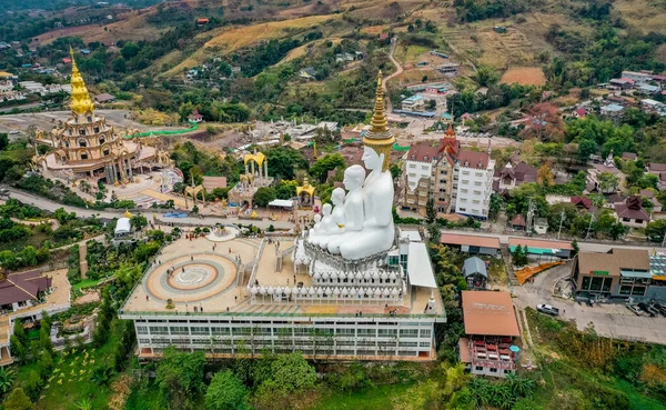 Wat Phrathat Pha Sorn Kaew 'in hava manzarası, Tayland Phetchabun' daki beyaz Buda tapınağı.