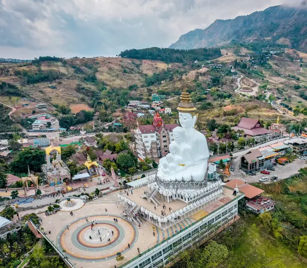 Wat Phrathat Pha Sorn Kaew 'in hava manzarası, Tayland Phetchabun' daki beyaz Buda tapınağı.