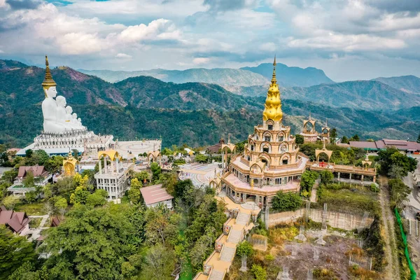 Wat Phrathat Pha Sorn Kaew 'in hava manzarası, Tayland Phetchabun' daki beyaz Buda tapınağı.