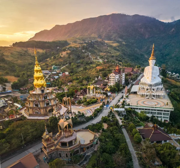 Wat Phrathat Pha Sorn Kaew 'in hava manzarası, Tayland Phetchabun' daki beyaz Buda tapınağı.