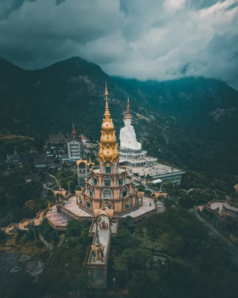 Vista aérea de Wat Phrathat Pha Sorn Kaew, templo de buddha blanco en Phetchabun, Tailandia — Foto de Stock