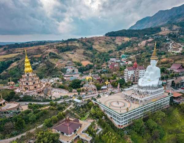 Wat Phrathat Pha Sorn Kaew 'in hava manzarası, Tayland Phetchabun' daki beyaz Buda tapınağı.