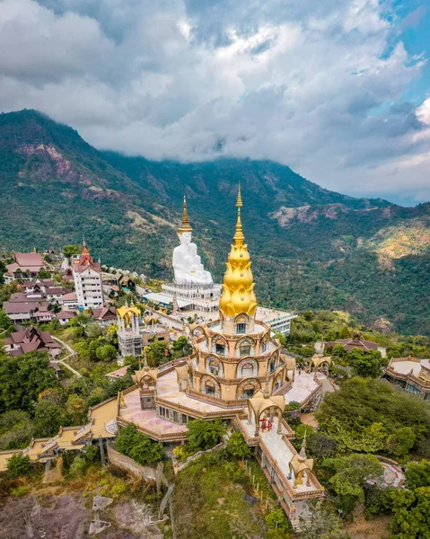 Wat Phrathat Pha Sorn Kaew 'in hava manzarası, Tayland Phetchabun' daki beyaz Buda tapınağı.