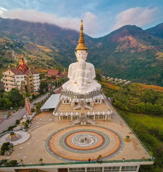 Letecký pohled na Wat Phrathat Pha Sorn Kaew, bílý buddhovský chrám v Phetchabun, Thajsko — Stock fotografie