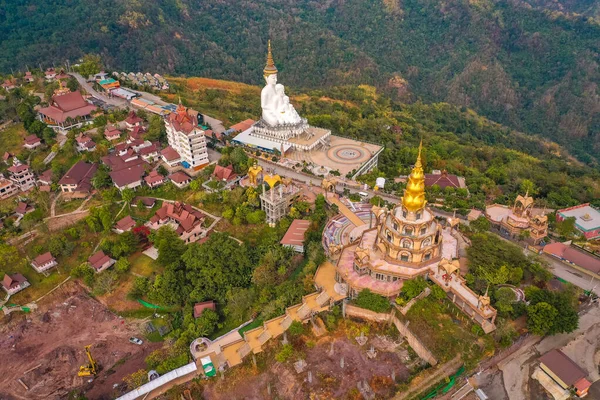 Wat Phrathat Pha Sorn Kaew 'in hava manzarası, Tayland Phetchabun' daki beyaz Buda tapınağı.