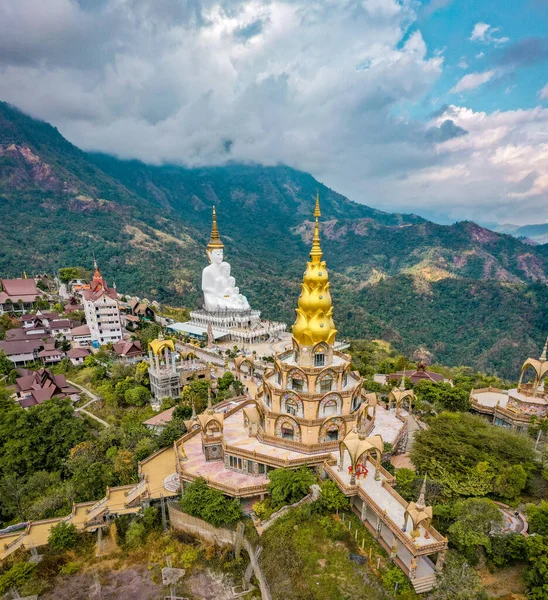 Wat Phrathat Pha Sorn Kaew 'in hava manzarası, Tayland Phetchabun' daki beyaz Buda tapınağı.