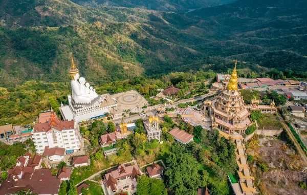 Wat Phrathat Pha Sorn Kaew 'in hava manzarası, Tayland Phetchabun' daki beyaz Buda tapınağı.