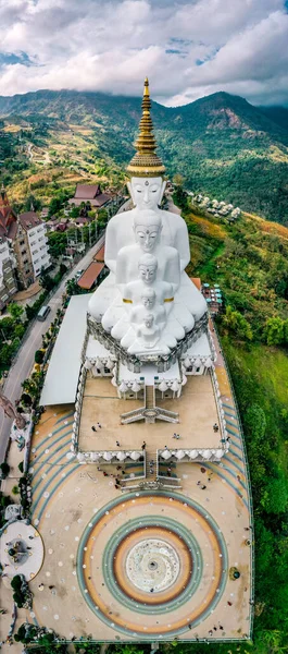 Wat Phrathat Pha Sorn Kaew 'in hava manzarası, Tayland Phetchabun' daki beyaz Buda tapınağı.