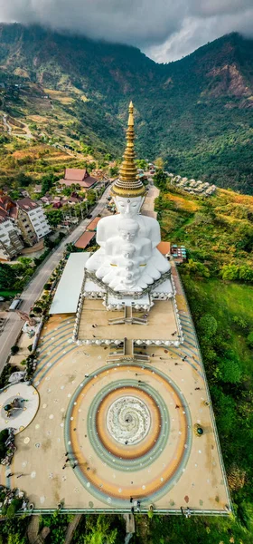 Wat Phrathat Pha Sorn Kaew 'in hava manzarası, Tayland Phetchabun' daki beyaz Buda tapınağı.