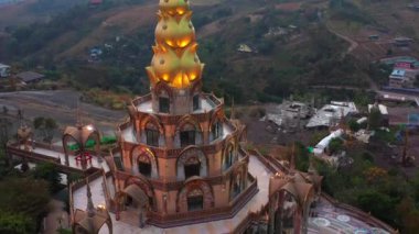 Wat Phrathat Pha Sorn Kaew 'in hava manzarası, Tayland Phetchabun' daki beyaz Buda tapınağı.