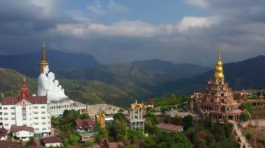 Wat Phrathat Pha Sorn Kaew 'in hava manzarası, Tayland Phetchabun' daki beyaz Buda tapınağı.