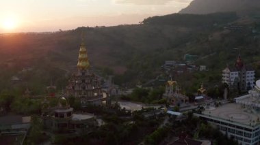 Wat Phrathat Pha Sorn Kaew 'in hava manzarası, Tayland Phetchabun' daki beyaz Buda tapınağı.