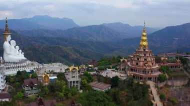 Wat Phrathat Pha Sorn Kaew 'in hava manzarası, Tayland Phetchabun' daki beyaz Buda tapınağı.