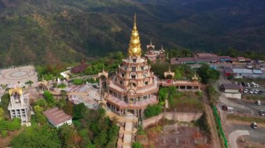 Wat Phrathat Pha Sorn Kaew 'in hava manzarası, Tayland Phetchabun' daki beyaz Buda tapınağı.