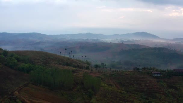 타이 페터 차 번에 있는 계곡 위에 있는 와트 콩 니암 비에 포인트 — 비디오