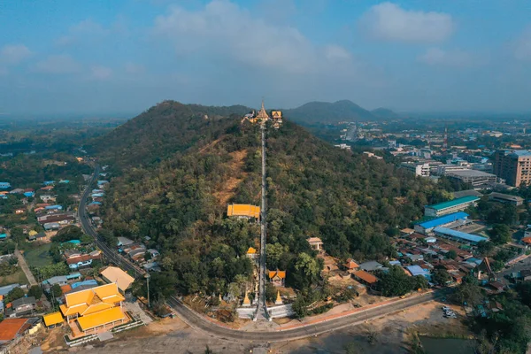 Uthai Thani, Tayland 'daki Wat Sangkat Rattana Khiri tapınağının havadan görünüşü