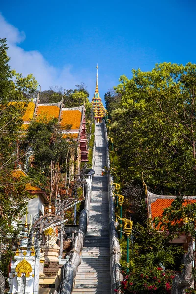 Uthai Thani, Tayland 'daki Wat Sangkat Rattana Khiri tapınağının havadan görünüşü